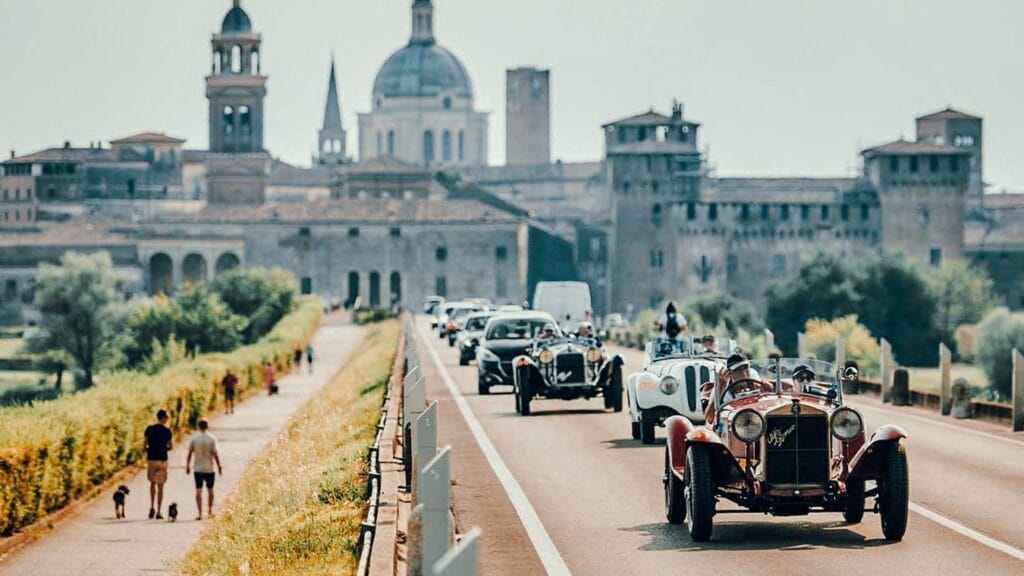 1000 Miglia in Italija v ozadju