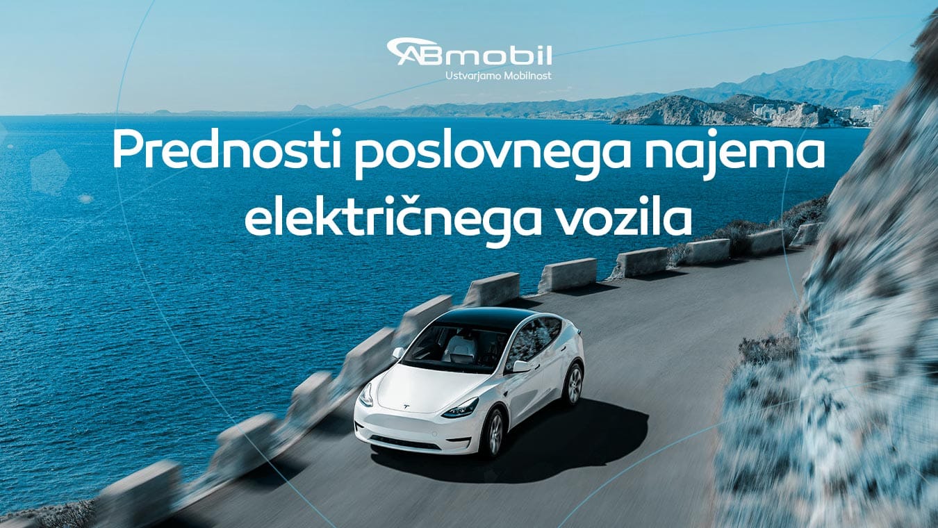 Tesla Y na obmorski cesti, nad avtomobilom napis: prednosti poslovnega najema električnega vozila.