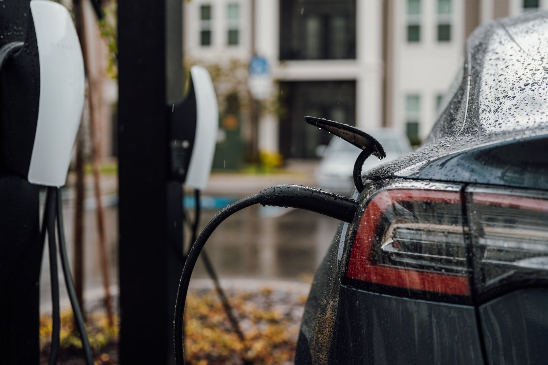 Električno vozilo v poslovnem najemu na polnjenju | ABmobil